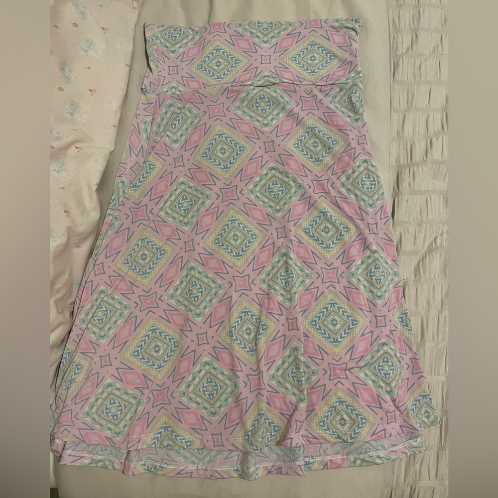 Adorable midi skirt that can fold over to make it low waisted